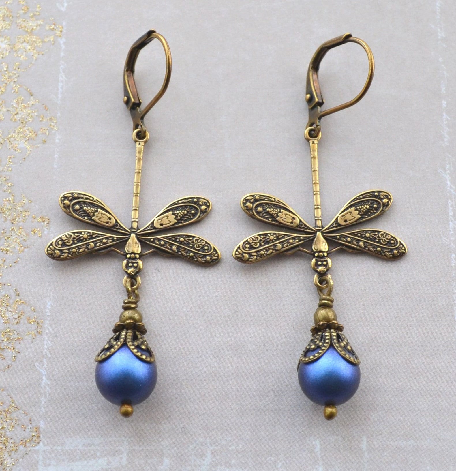 Jugendstil Irisierende Blaue Kristallperlen Libellen Ohrringe von JessicaAscoughDesign