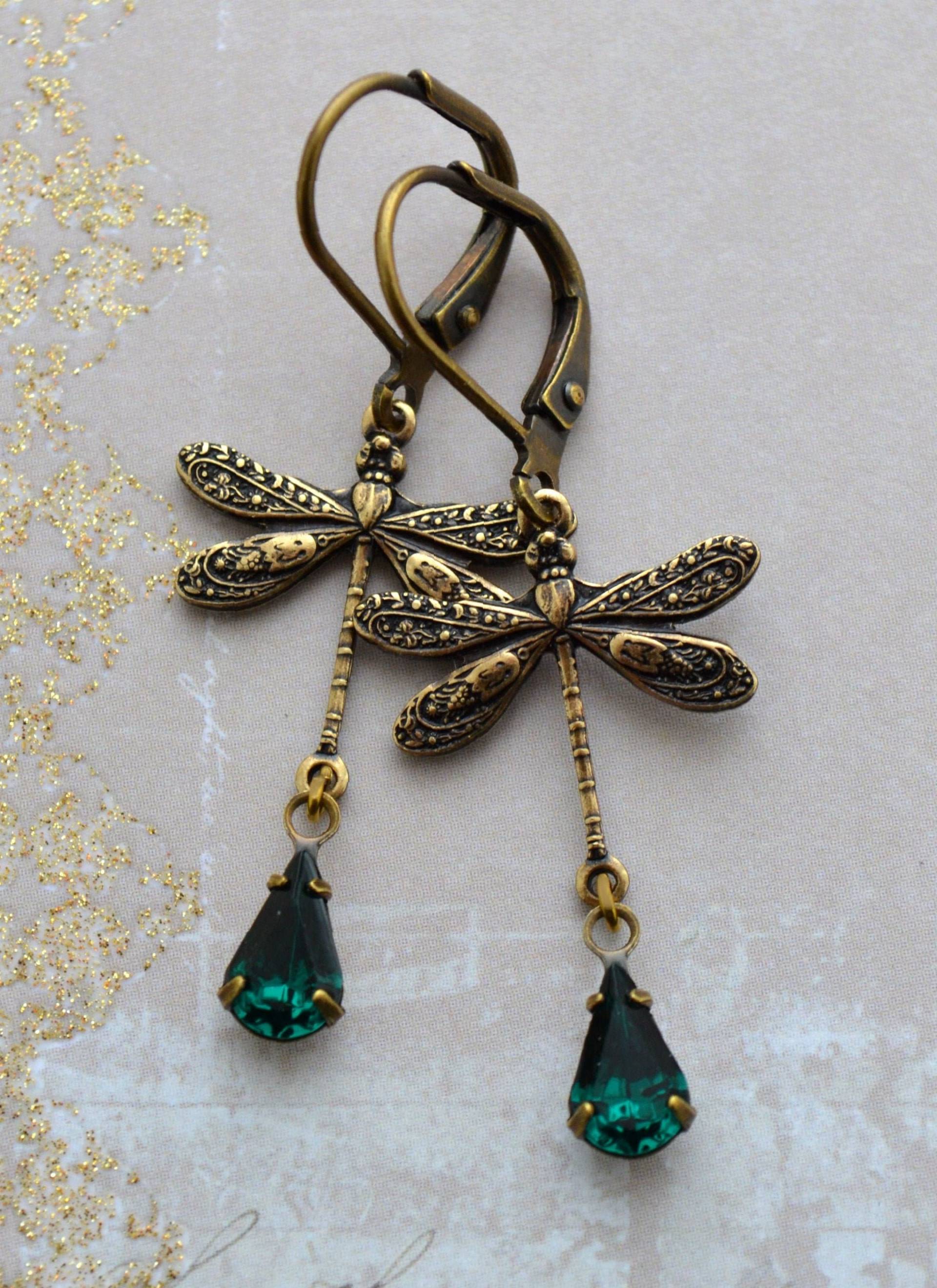 Jugendstil Smaragd Grün Kristall Tear Drop Libellen Ohrringe, Antikgold Messing Ohrringe von JessicaAscoughDesign