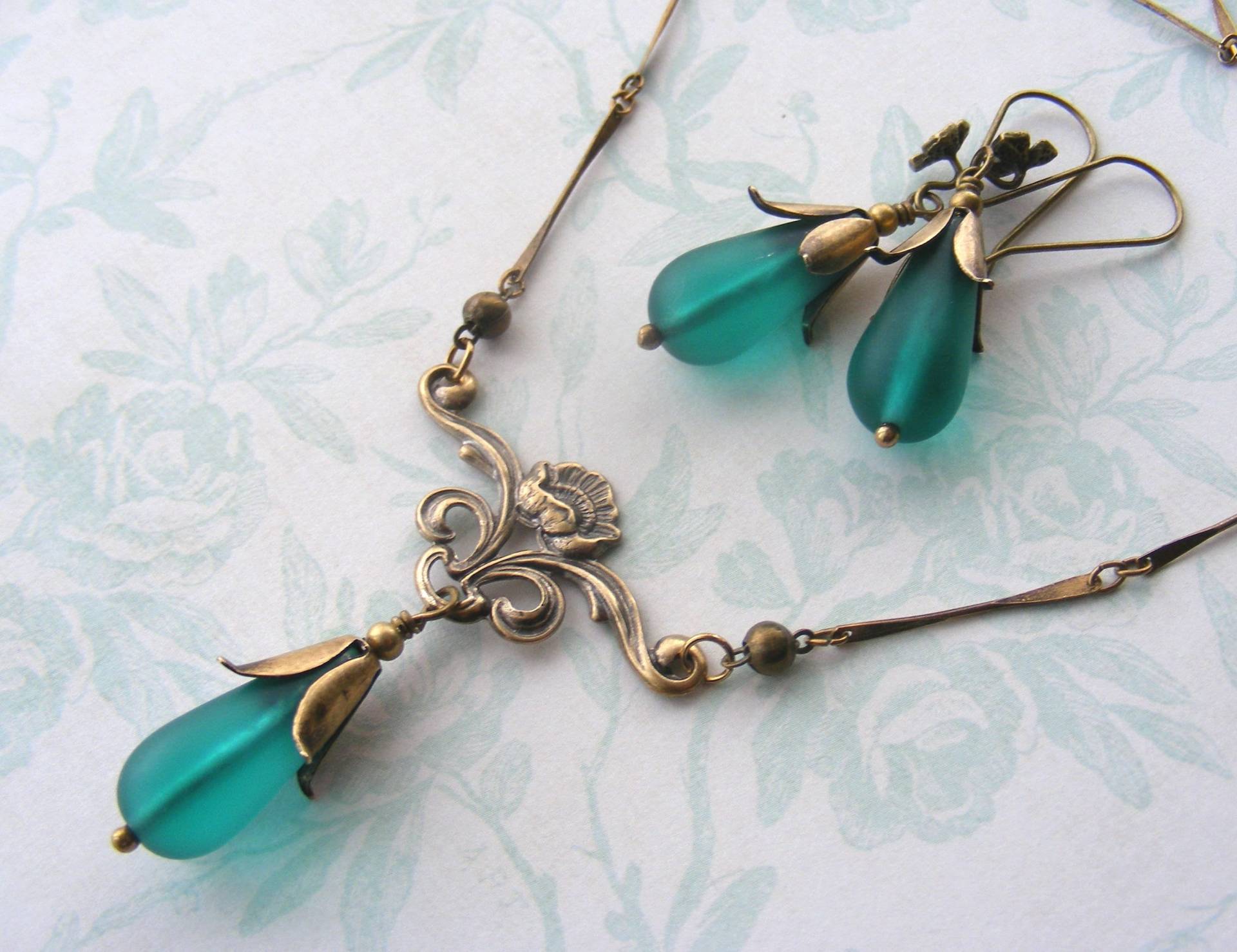 Jugendstil-stil Antik Messing Matt Teal Seeglas Tropfen Halskette & Ohrring Set von JessicaAscoughDesign