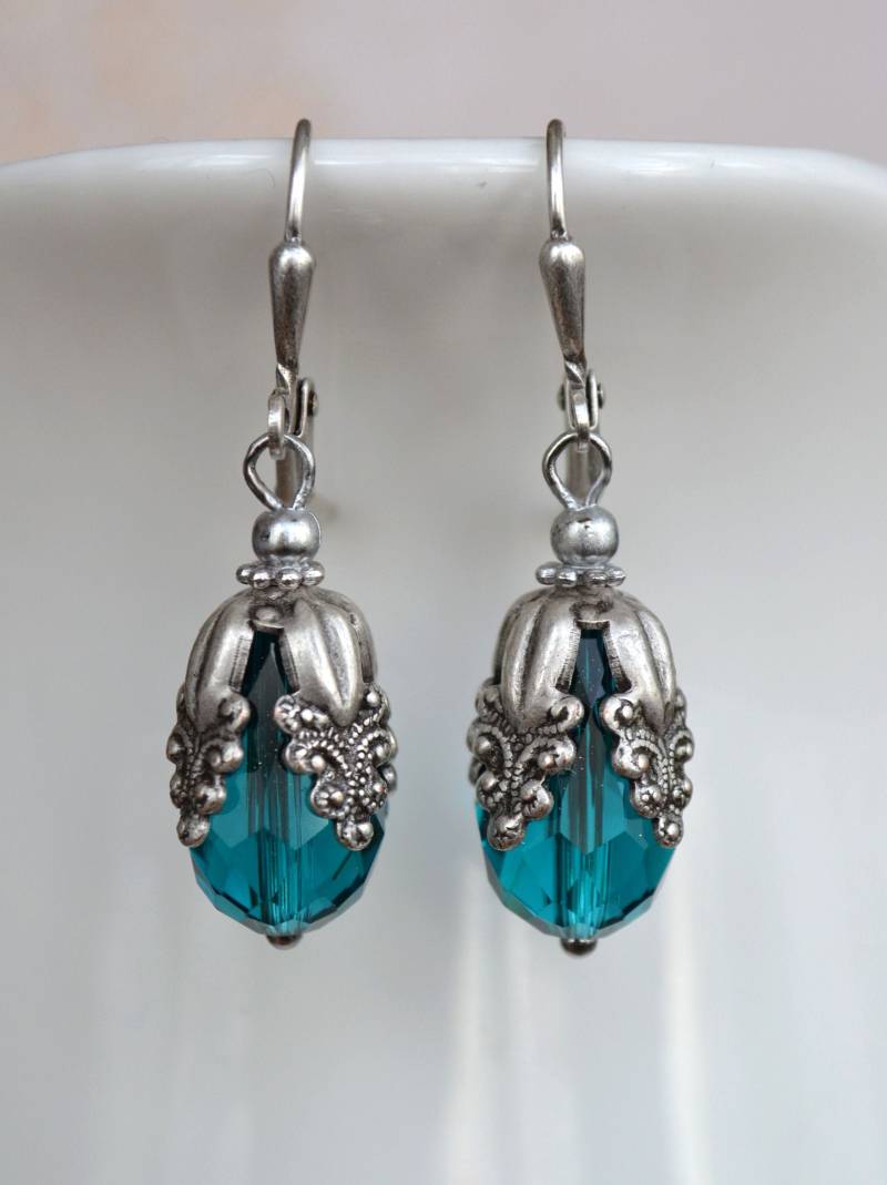 Jugendstil-stil Antik Silber Überzogene Messing Teal Facettierte Glastropfen Ohrringe Jugendstil-stil Antik Silber Überzogene Messing Teal Facettierte Glastropfen Ohrringe von JessicaAscoughDesign