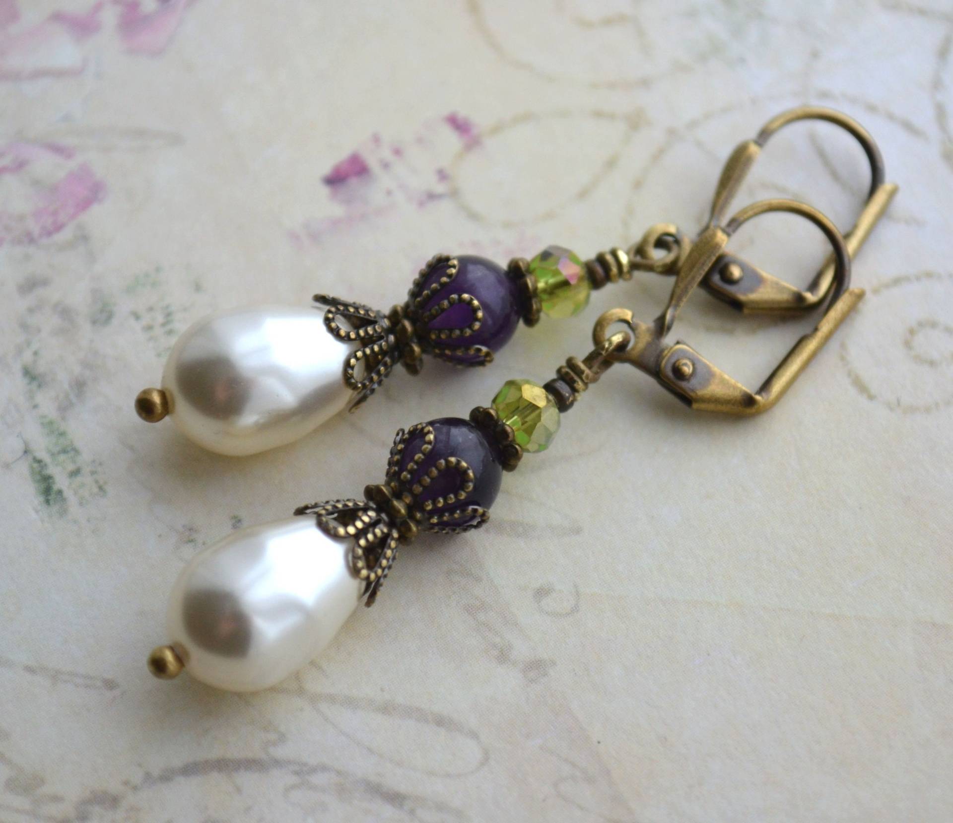 Suffragette Edwardian Victorian Jugendstil Art Deco Stil Antiqued Messing Amethyst, Peridot Glas Und Kristall Perle Ohrringe von JessicaAscoughDesign