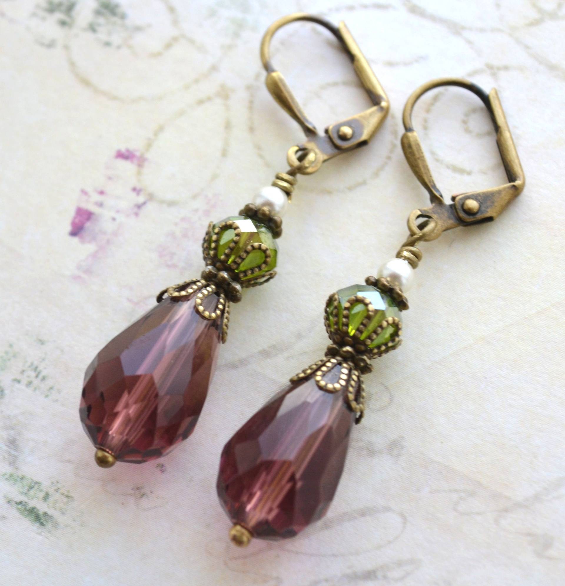 Suffragette Edwardian Victorian Jugendstil Art Deco Stil Antiqued Messing Amethyst Peridot Und Glasperle Ohrringe von JessicaAscoughDesign