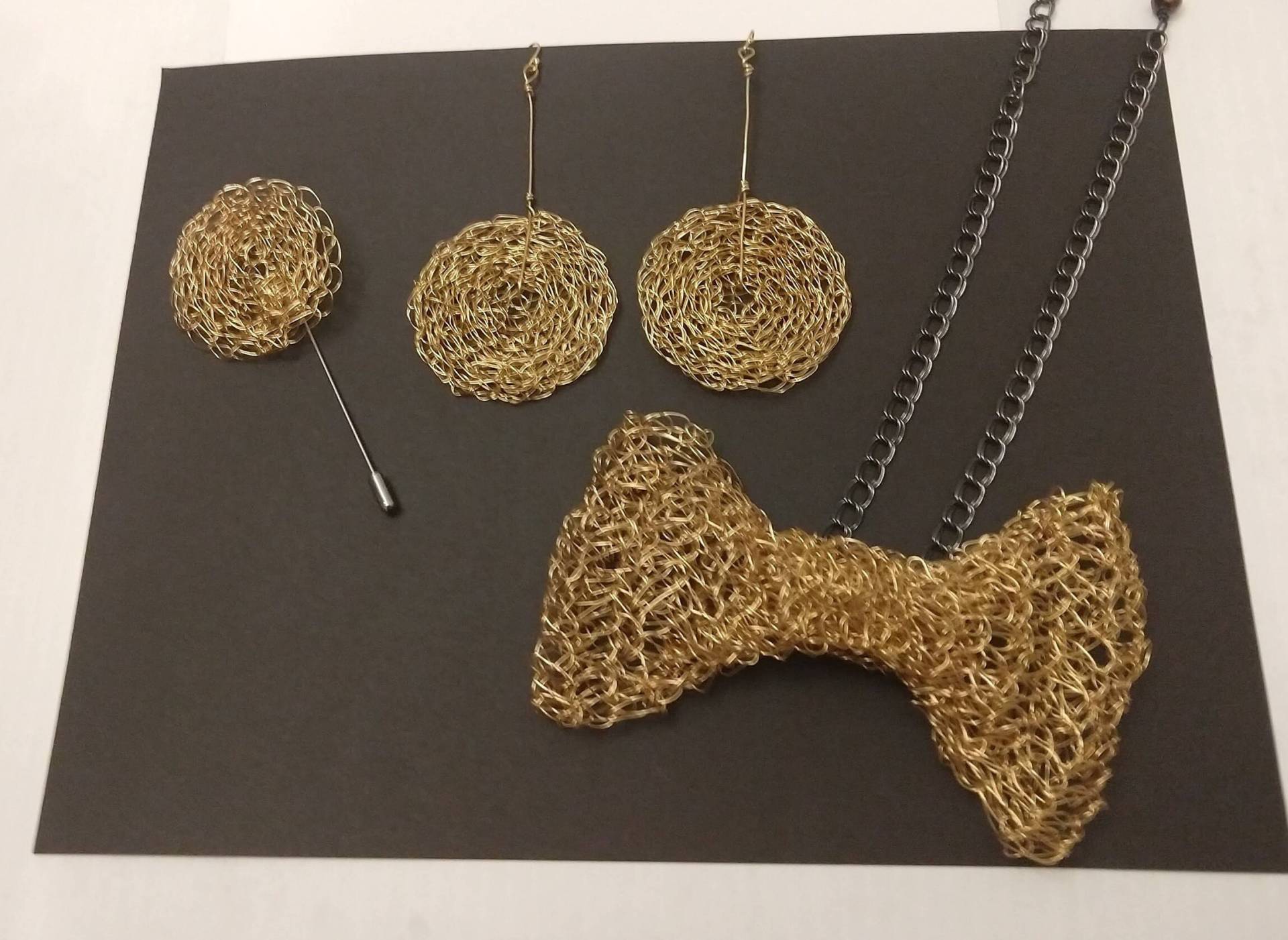 Gold Schmuck Set, Paar Draht Gehäkelt Schmuck, Unikat Schwarz Im Besitz Shop, Geschenk Für Paare, Fliege von JessicaDesignsJewels