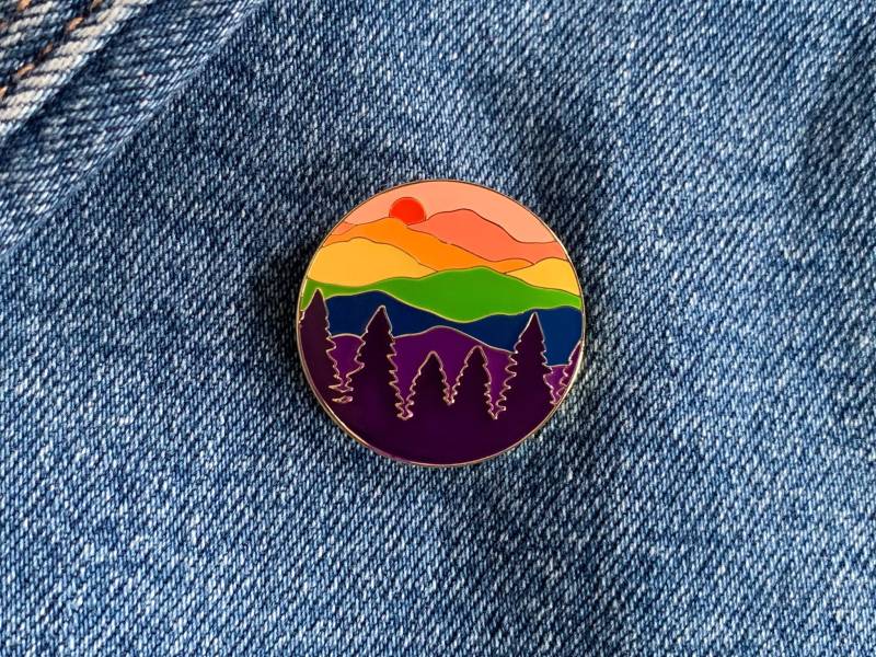 Dezenter Lgbtq + Flagge Emaille Pin Pride Set Pins Anstecknadel Geschenk Für Sie Weihnachtsgeschenke von JessicaElizabethCo