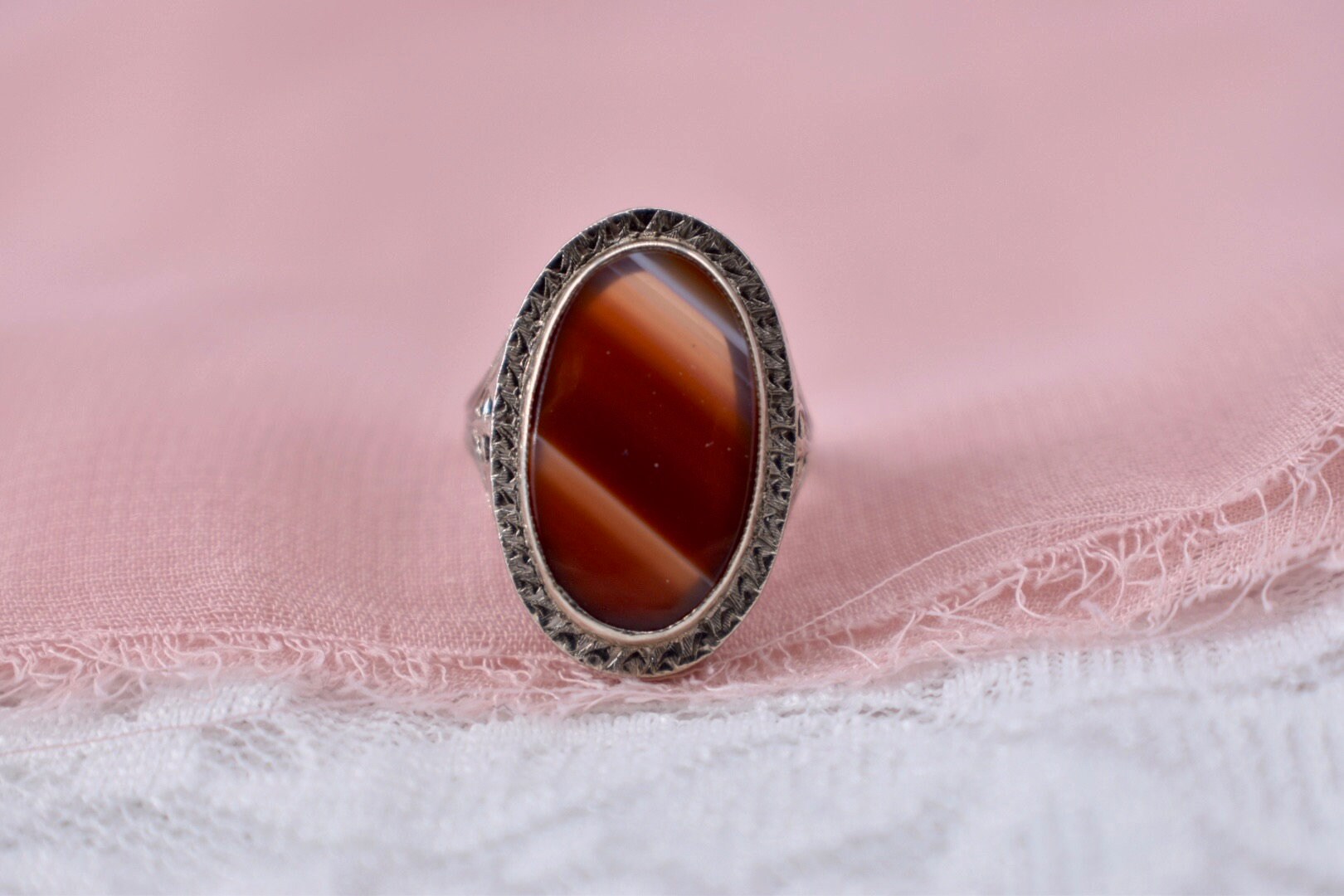 Vintage Art Deco 14K Weißgold Lünette Set Gebänderter Karneol Ring von JessicaLJewelryShop