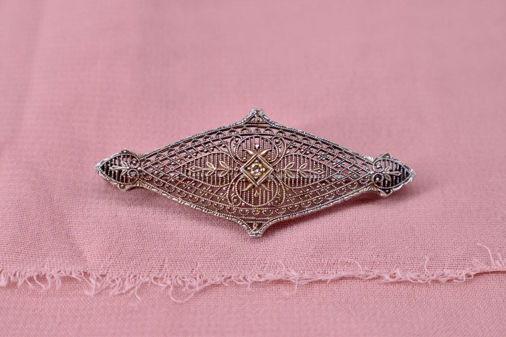 Vintage Art Deco 14K Weißgold Und Platinum Diamond Filigree Brosche/Pin von JessicaLJewelryShop