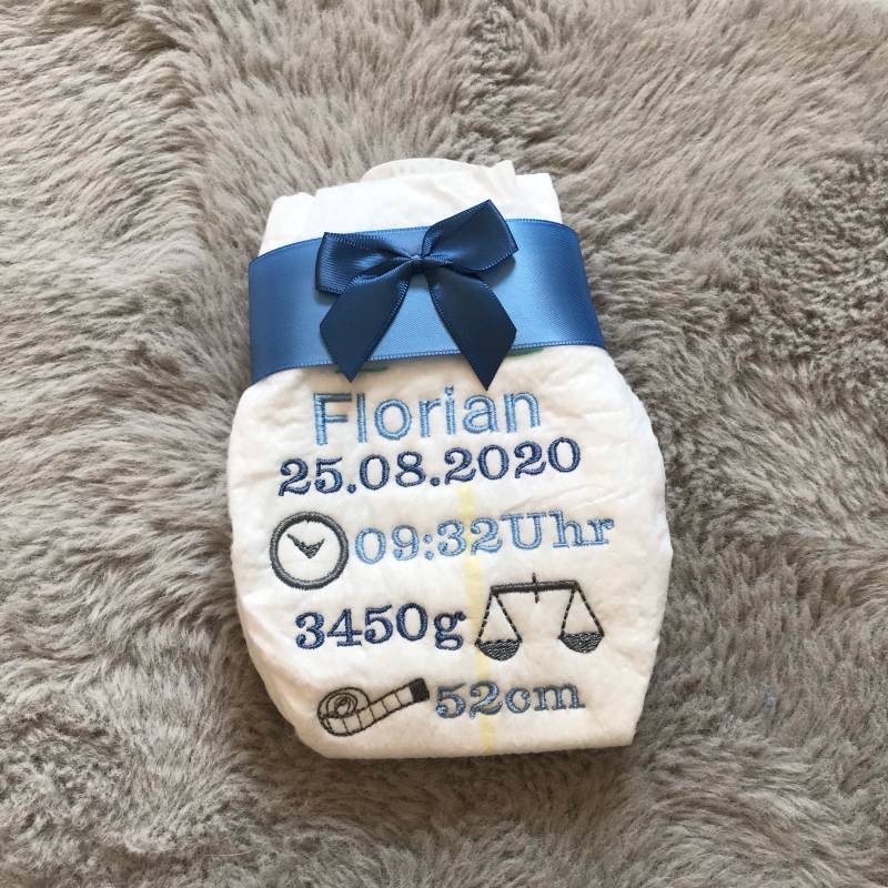 Bestickte Windel Mit Name Und Daten „ Symbole in Blau - Grau von JessicasBabyAtelier