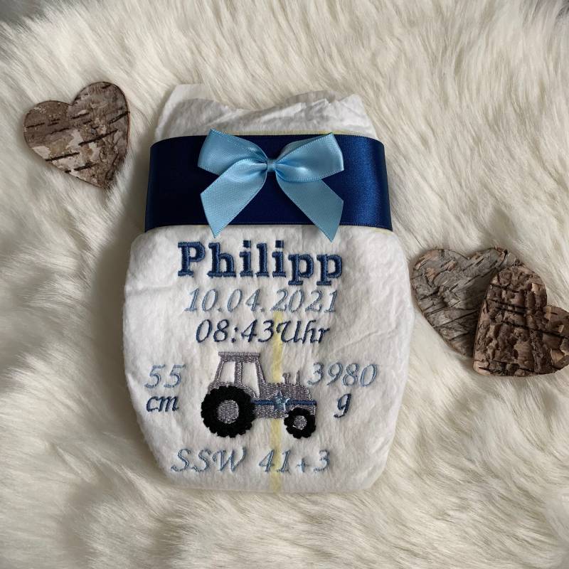 Bestickte Windel Mit Name Und Daten „Traktor„ von JessicasBabyAtelier