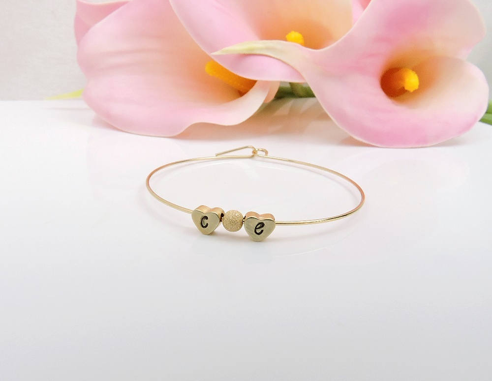 Blumenmädchen Armreif, Gold Herz Buchstabe Geschenk, Anfangsarmreif, Benutzerdefinierte Geschenk von JessicasBridal