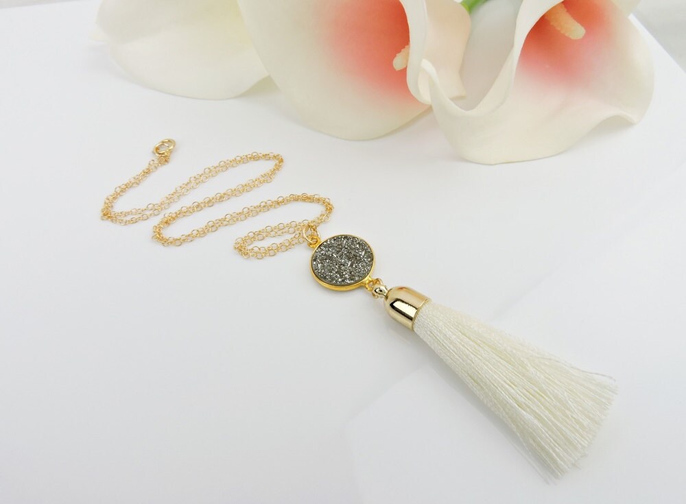 Kostenloser Us Schiff Gold Gefüllt Graue Druse Und Creme Quaste Halskette Drusy Boho Kostenloser Us Schiff Gold Gefüllt Graue Druse Und Creme Quaste Halskette Drusy Boho von JessicasBridal