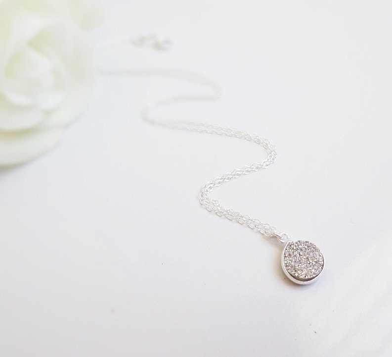 Winzige Silber Drusy Halskette Auf Sterling Kette Layering Minimalist Wählen Sie Ihren Anhänger Winzige Silber Drusy Halskette Auf Sterling Kette Layering Minimalist Wählen Sie Ihren Anhänger von JessicasBridal