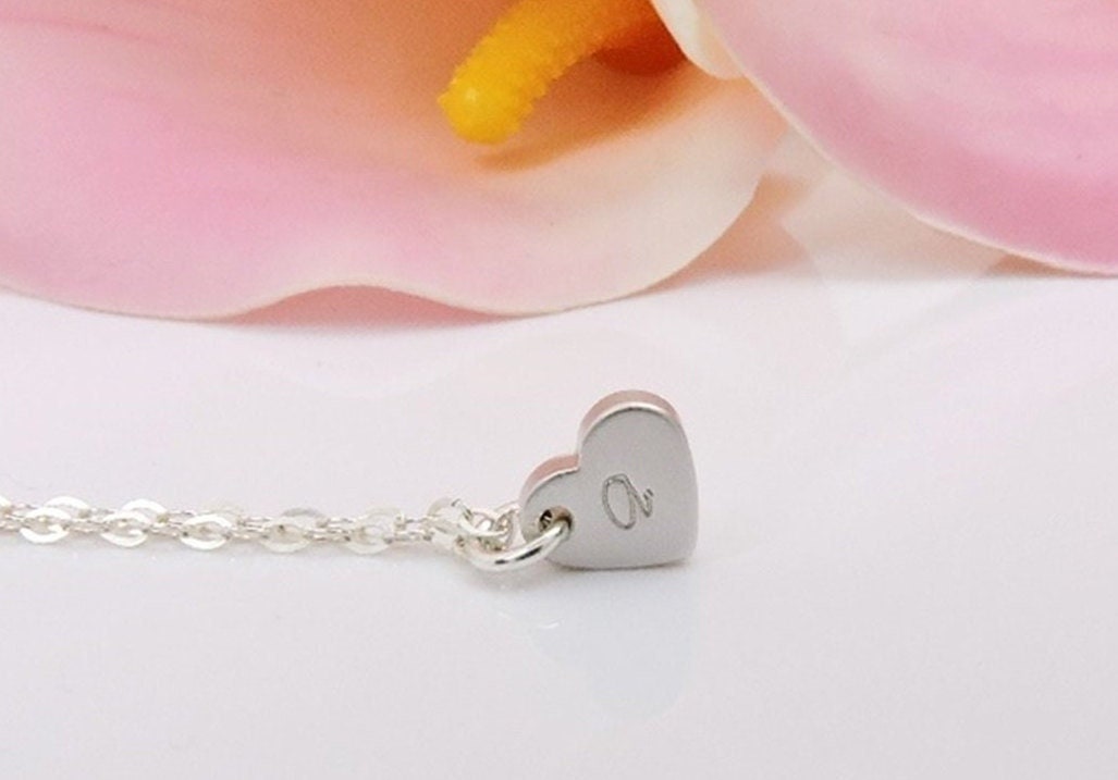 Winzige Silber Gestempelt Herz Halskette Personalisierte Minimalist Layering Blumenmädchen Geschenk Brautjungfer Winzige Silber Gestempelt Herz Halskette Personalisierte Minimalist Layering Blumenmädchen Geschenk Brautjungfer von JessicasBridal