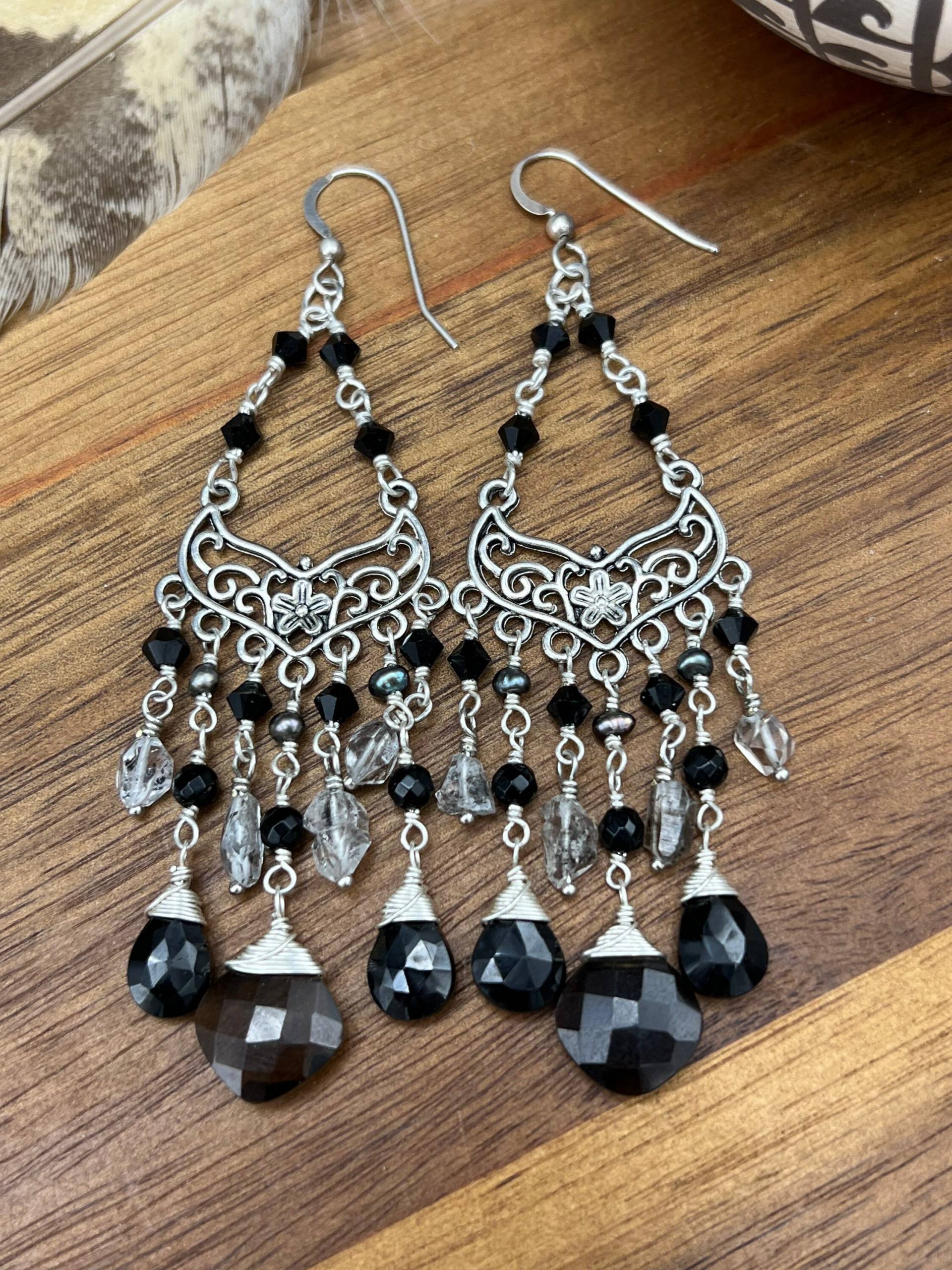 Schwarze Kronleuchter Ohrringe Mit Rauchquarz, Schwarzem Spinell, Rutilquarz, Onyx, Süßwasserperlen Und Swarovski Kristallen von JessicasJewelDesigns