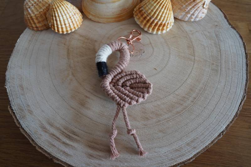 Flamingo Makramee Schlüsselanhänger, Flamingo, Vogel, Tier, Makrameeanhänger, Taschenanhänger, Geschenk, Geschenkidee Flamingo Makramee Schlüsselanhänger, Flamingo, Vogel, Tier, Makrameeanhänger, Taschenanhänger, Geschenk, Geschenkidee von JessisHandmadePieces