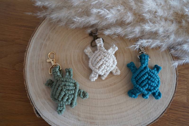 Schildkröten Makramee Schlüsselanhänger, Schildkröte, Wassertier, Tier, Makrameeanhänger, Taschenanhänger, Geschenk, Geschenkidee, Reisen Schildkröten Makramee Schlüsselanhänger, Schildkröte, Wassertier, Tier, Makrameeanhänger, Taschenanhänger, Geschenk, Geschenkidee, Reisen von JessisHandmadePieces