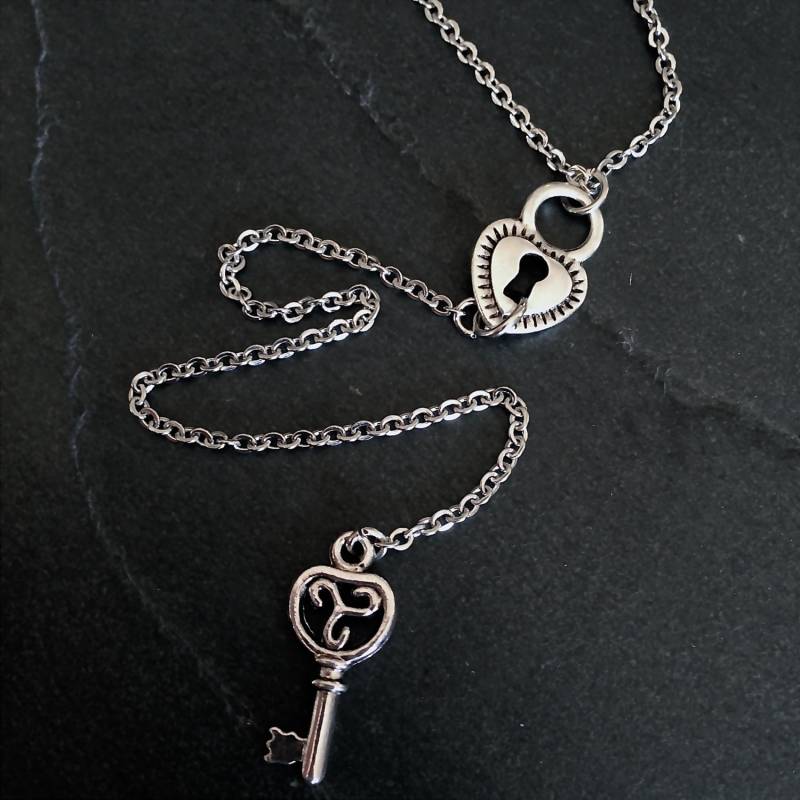 Herz Schloss Schlüssel Y-Halskette - Silber & Dainty Auf Edelstahl Flach Kabel Kette Herz Schloss Schlüssel Y-Halskette - Silber & Dainty Auf Edelstahl Flach Kabel Kette von JessoJools