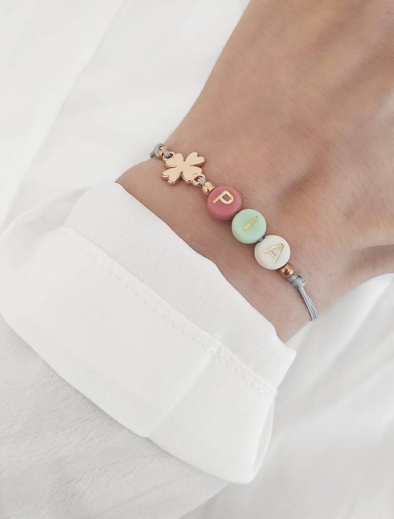 Kleeblatt Armband Initiale Buchstabe Individueller Schmuck Name Initialenarmband von JesstinShop