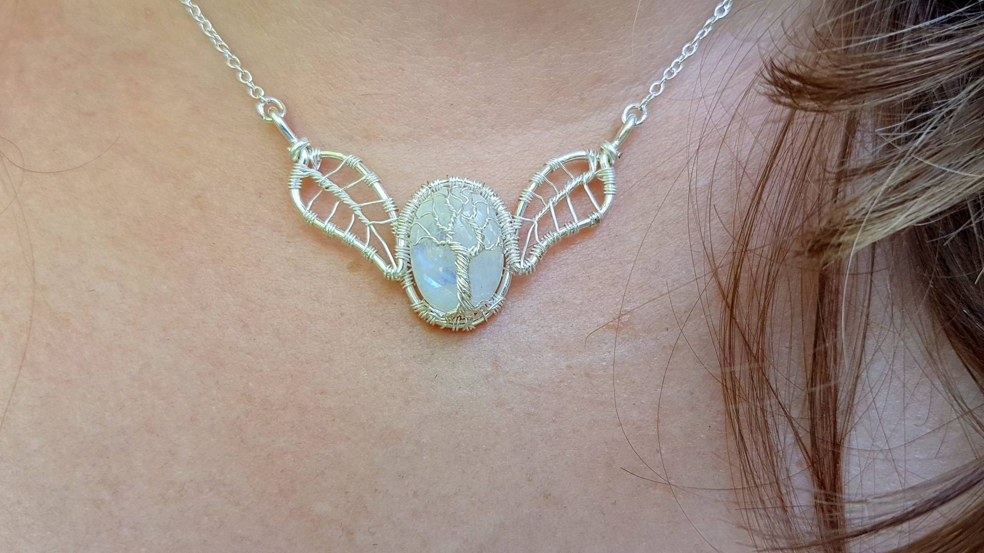 Baumblatt-Kette Mit Einem Mondstein Baumblatt-Kette Mit Einem Mondstein von JessyHerc