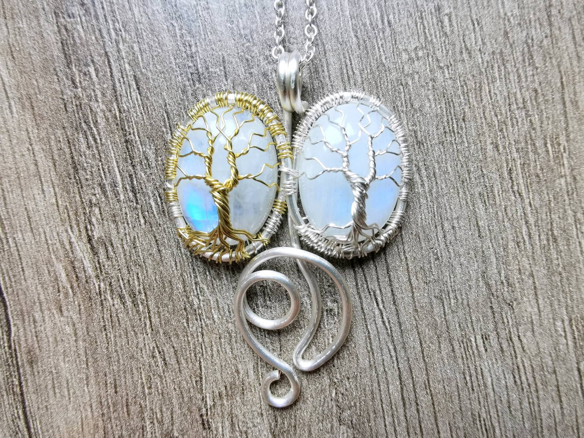 Fantasy Inspirierter Anhänger Mit Zwei Mondsteinen Fantasy Inspirierter Anhänger Mit Zwei Mondsteinen von JessyHerc