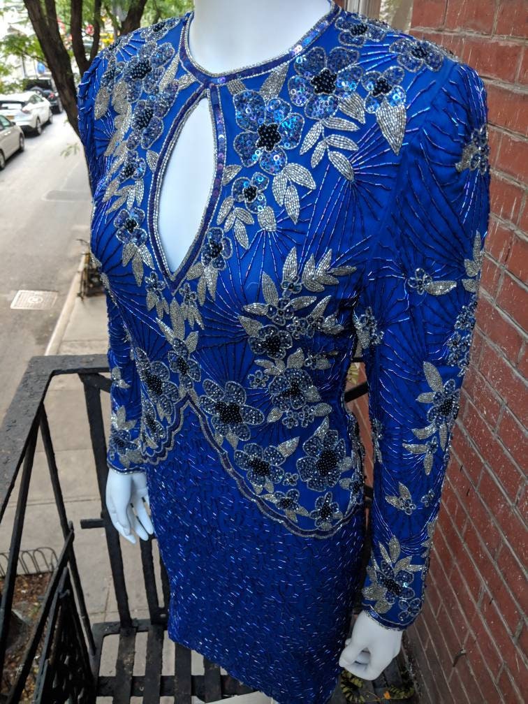Königliche Perlenpracht Blaue Laurence Kazar 1980Er Abendkleid Königliche Perlenpracht Blaue Laurence Kazar 1980Er Abendkleid von JesusChristVintage