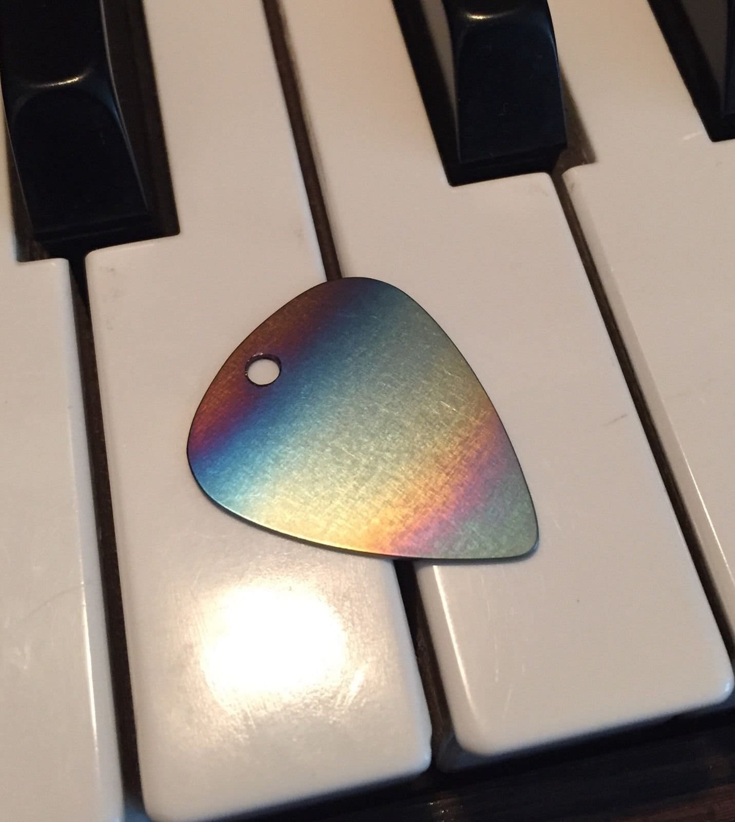 100% Titan Gitarren Pick Halskette. Ohrringe Anhänger Schmuck Metall Usa Regenbogen Blau Silber Natur Musiker Geschenk Band 100% Titan Gitarren Pick Halskette. Ohrringe Anhänger Schmuck Metall Usa Regenbogen Blau Silber Natur Musiker Geschenk Band von JetStreamAeroParts