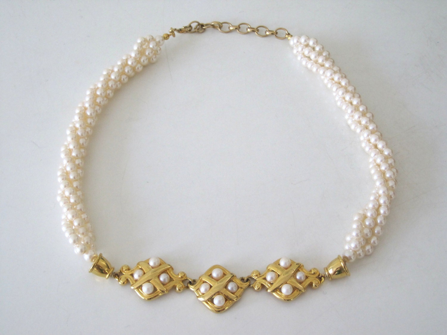 Vintage Perle Halskette Der 1950Er Jahre Mit Glas Perlen Und Gold Charms - Kurze von JetsetCocoVintage