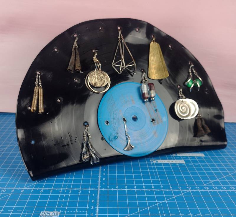 Diy Ohrringständer Aus Schallplatte Upcycling Diy Ohrringständer Aus Schallplatte Upcycling von JettesWerkstatt