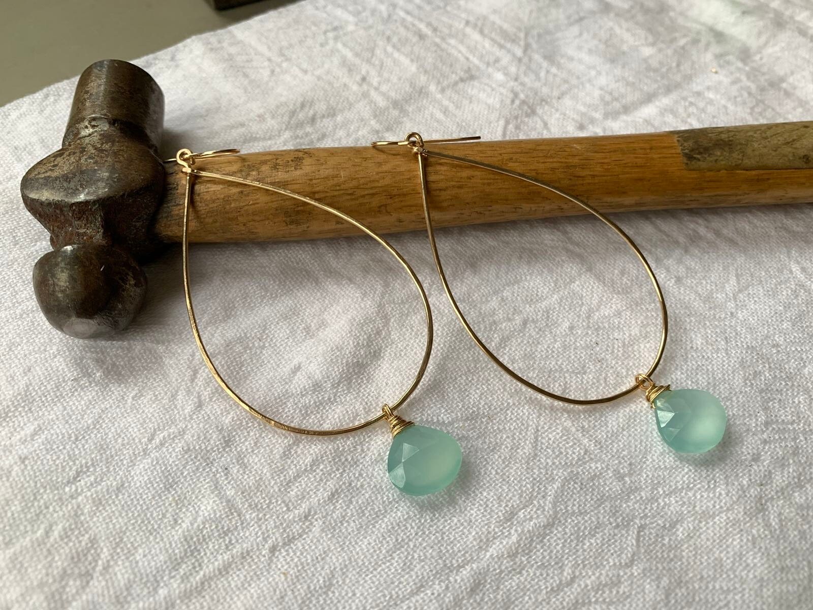 14K Gold Fill Gehämmerte Creolen + Facettierter Chalcedon Tropfen 5 cm von JettieMuller
