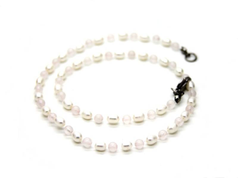 Halskette in Weiß Aus Süßwasserzuchtperlen Sowie Rosenquarz-Kügelchen Pastellrosa, Auch Als Brautschmuck, Leichtes Accessoire #209 Inci von JeudeCouleursSchmuck