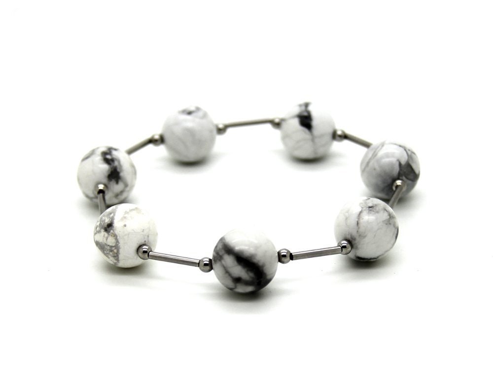 Howlith-Kugel-Armband | Elastisch in Wolkigem Weiß Und Grau Mit Edelstahl-Elementen, Marmorierter Edelsteinschmuck, Accessoire #080 Jadina Howlith-Kugel-Armband | Elastisch in Wolkigem Weiß Und Grau Mit Edelstahl-Elementen, Marmorierter Edelsteinschmuck, Accessoire #080 Jadina von JeudeCouleursSchmuck