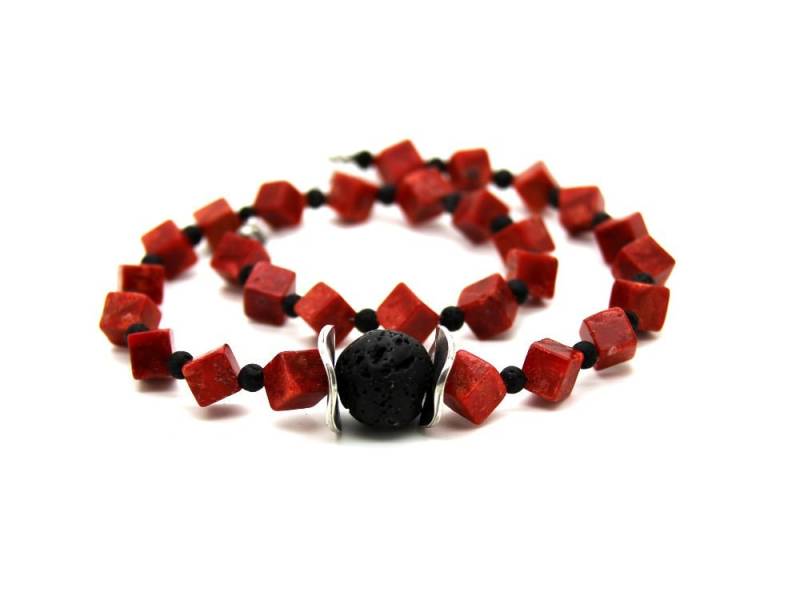 Kurze Korallen-Würfel-Halskette in Orangerot Mit Schwarzen Lava-Kugeln Und Versilberten, Gewellten Metall-Scheiben, Schmuck #205 Koralie von JeudeCouleursSchmuck