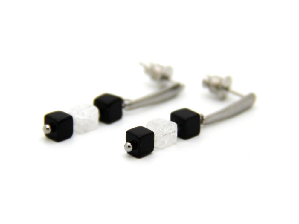 Onyx - Und Bergkristall-Würfel-Edelstahlohrstecker in Schwarz Transparent | Gecrasht Mit Silber-Röhrchen, Eingehängtem Element #163 Onybe Onyx - Und Bergkristall-Würfel-Edelstahlohrstecker in Schwarz Transparent | Gecrasht Mit Silber-Röhrchen, Eingehängtem Element #163 Onybe von JeudeCouleursSchmuck