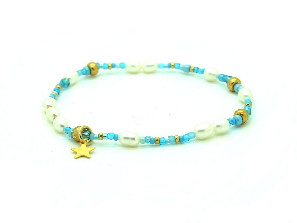 Süßwasserperlen-Armband | Elastisch in Weiß Mit Türkis - Und Goldfarbenen Rocailles, Zuchtperlenschmuck, Zartes Accessoire #128 Percole Süßwasserperlen-Armband | Elastisch in Weiß Mit Türkis - Und Goldfarbenen Rocailles, Zuchtperlenschmuck, Zartes Accessoire #128 Percole von JeudeCouleursSchmuck