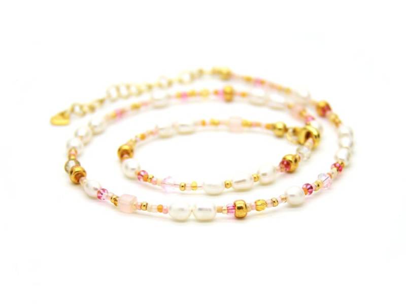 Süßwasserperlen-Halskette in Weiß Mit Kleinen, Rosafarbenen Und Goldenen Rocailles, Auch Als Brautschmuck, Zartes Accessoire #258 Percole Süßwasserperlen-Halskette in Weiß Mit Kleinen, Rosafarbenen Und Goldenen Rocailles, Auch Als Brautschmuck, Zartes Accessoire #258 Percole von JeudeCouleursSchmuck