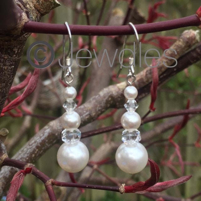 Statement Swarovski Kristall Weiße Perle & Rondell Sterling Silber Mittel Tropfen Ohrringe. Handarbeit, Unikat, Braut, Maßgeschneidert Statement Swarovski Kristall Weiße Perle & Rondell Sterling Silber Mittel Tropfen Ohrringe. Handarbeit, Unikat, Braut, Maßgeschneidert von Jewdles