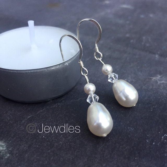 Swarovski Kristall Weiße Perle & Kleine Bicone, Sterling Silber Tropfen, Leichte Ohrringe. Handarbeit, Unikat, Individuell Swarovski Kristall Weiße Perle & Kleine Bicone, Sterling Silber Tropfen, Leichte Ohrringe. Handarbeit, Unikat, Individuell von Jewdles