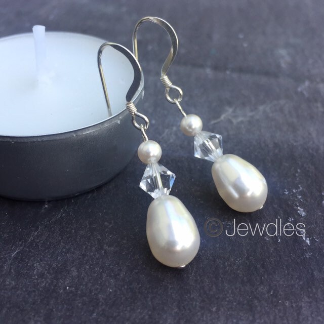 Swarovski Weiße Perle & Kristall Bicone Sterling Silber Kleine Tropfen Ohrringe. Handarbeit, Unikat, Individuell, Maßanfertigung Swarovski Weiße Perle & Kristall Bicone Sterling Silber Kleine Tropfen Ohrringe. Handarbeit, Unikat, Individuell, Maßanfertigung von Jewdles