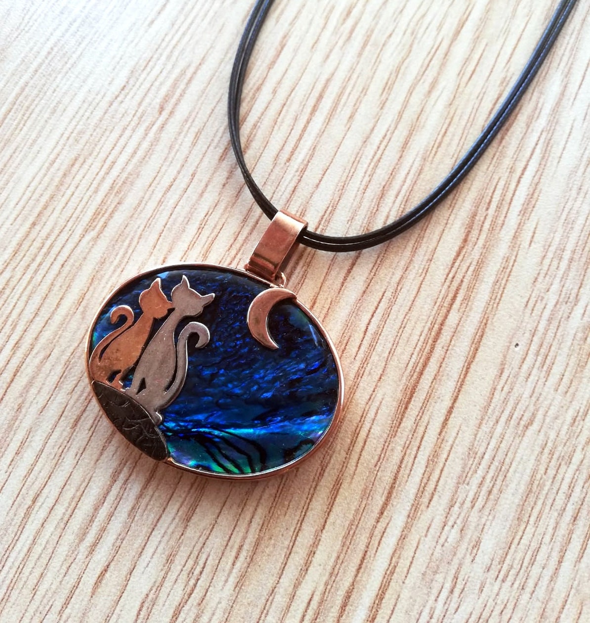 Handgemachte Sterling Silber Halskette Zwei Geliebte Katzen Nach Dem Meer Mutter Des Gottes Mondschein Handgemachte Sterling Silber Halskette Zwei Geliebte Katzen Nach Dem Meer Mutter Des Gottes Mondschein von JewelByTulayMimarolu