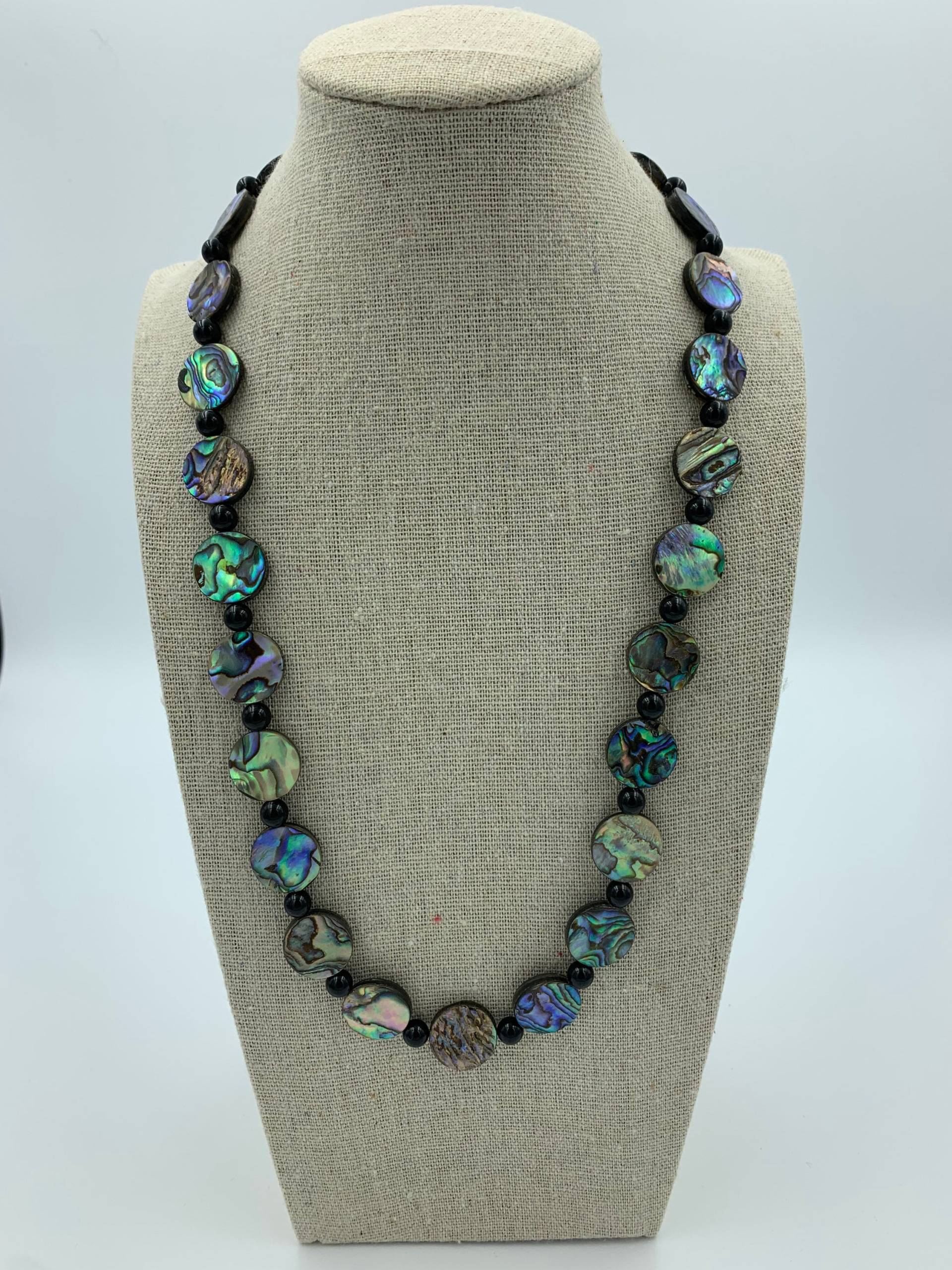 Abalone & Onyx 22-Zoll-Perlenhalskette Abalone & Onyx 22-Zoll-Perlenhalskette von JewelGrotto