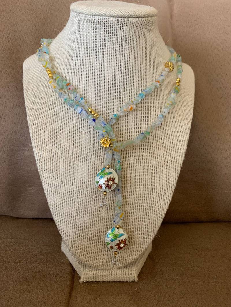 Blass Grün Milleflori Glas Chip Perle 130 cm Lariat Halskette Blass Grün Milleflori Glas Chip Perle 130 cm Lariat Halskette von JewelGrotto