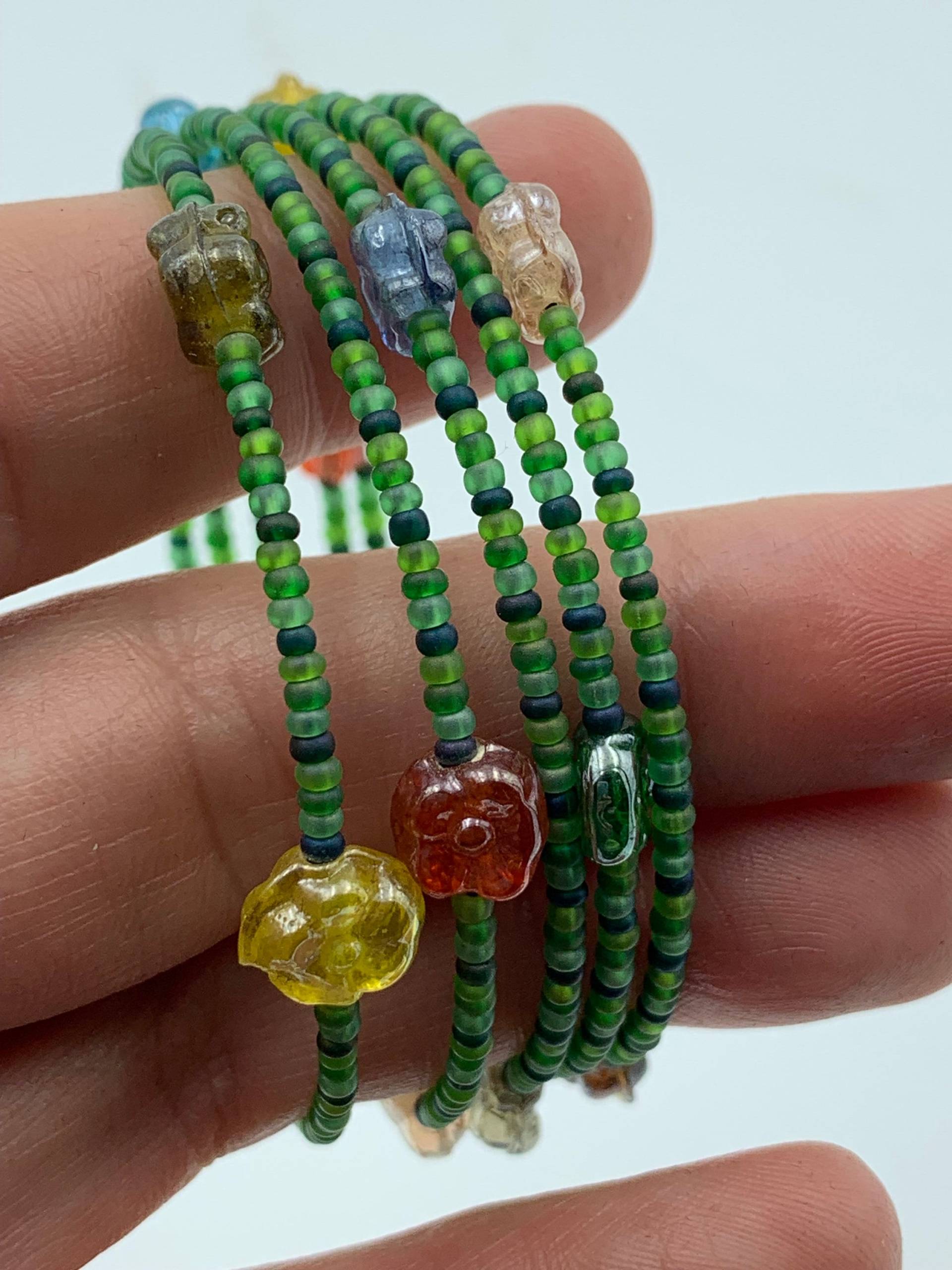 Blumen-Samen-Perlen-Memorydraht-Armband Blumen-Samen-Perlen-Memorydraht-Armband von JewelGrotto