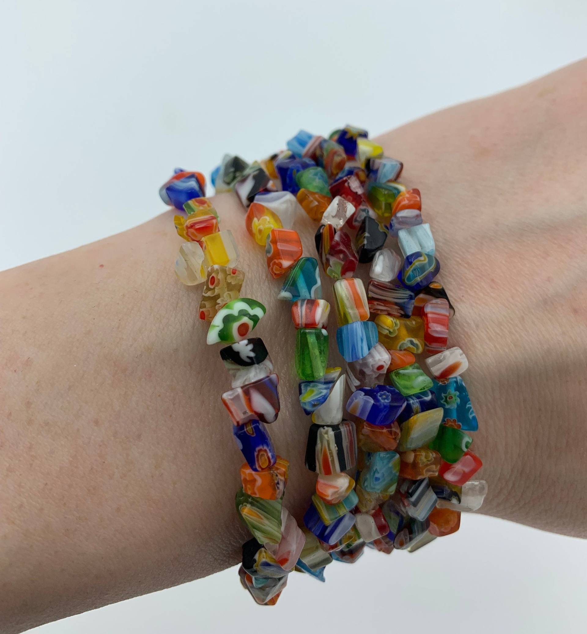 Fünf Strang Regenbogen Milleflori Glas Chip Perlenarmband Fünf Strang Regenbogen Milleflori Glas Chip Perlenarmband von JewelGrotto