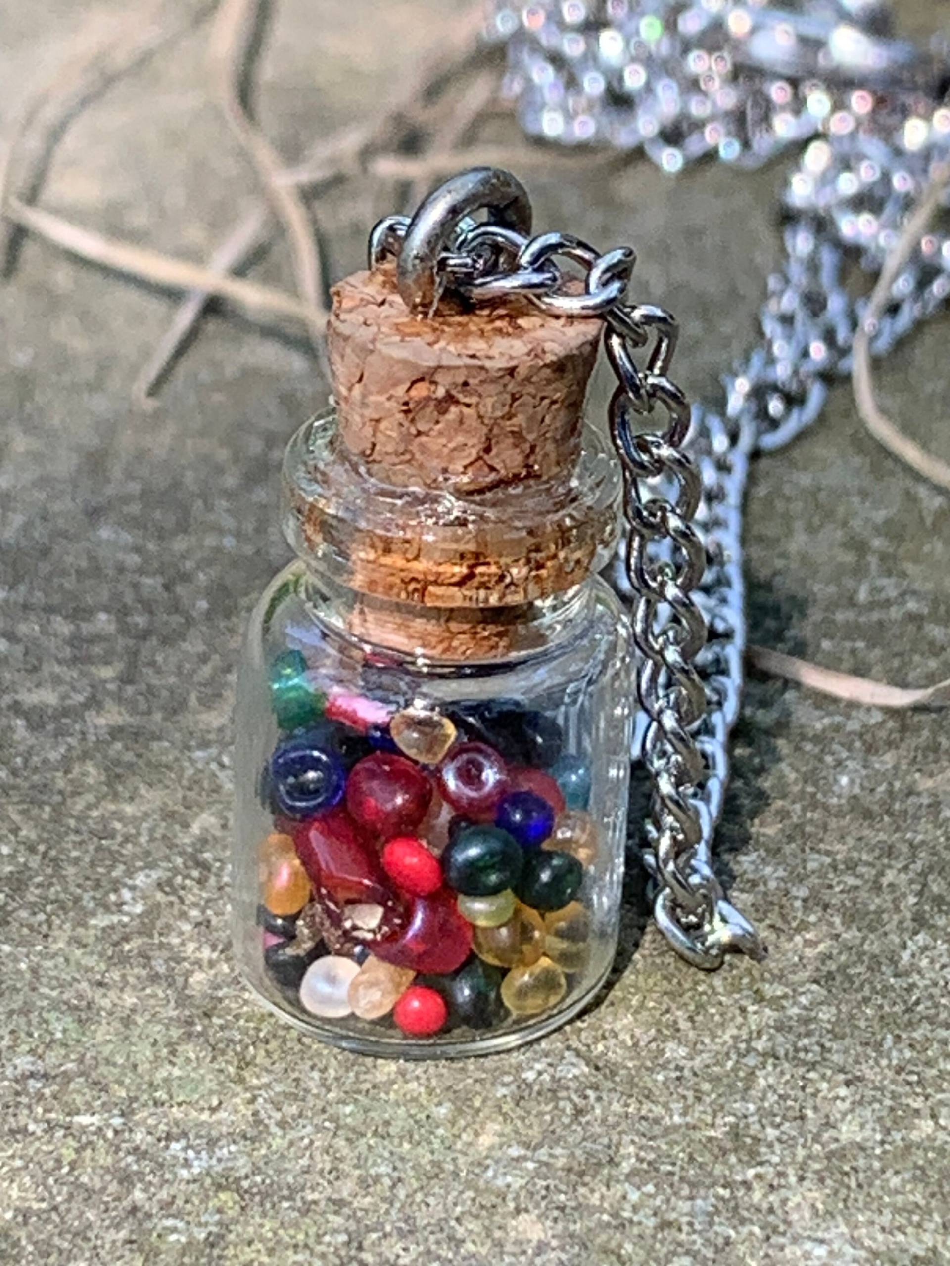 Recycelte Perlen in Einer Flasche Anhänger Halskette Recycelte Perlen in Einer Flasche Anhänger Halskette von JewelGrotto