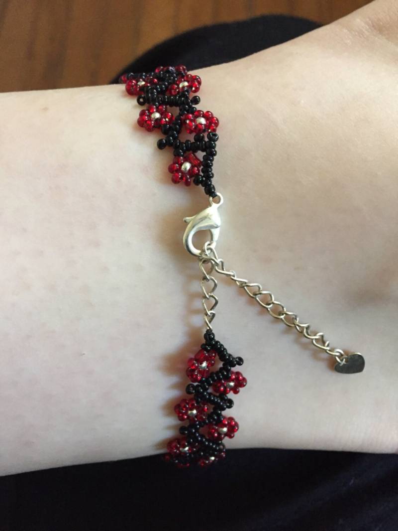 Rote Und Schwarze Blume Samen Perlen Fußkettchen von JewelGrotto