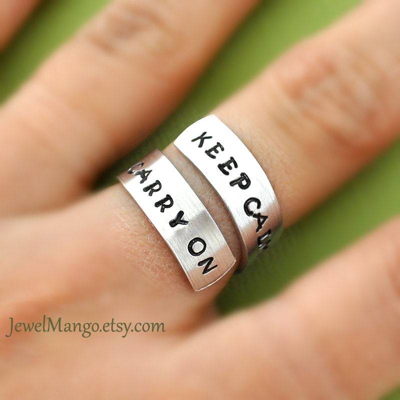 Bleib Ruhig Und Mach Weiter Ring, Benutzerdefinierter Personalisierter Glücklicher Geschenke Für Beste Freunde, Twist-Ring, Gewickelter von JewelMango