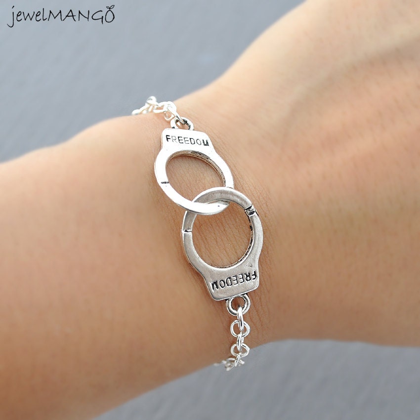 Großes Handschellen Armband in Silber, Handfesseln, Freiheit, Spaßschmuck, Schlichter Alltagsschmuck, Geburtstagsgeschenkideen von JewelMango