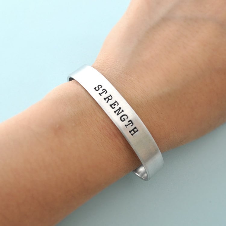 Männer Schmuck, Personalisiertes Metall-Armband, Benutzerdefiniertes Armband, Aluminium-Manschette Handgestempeltes Stärke, Metallstempeln von JewelMango