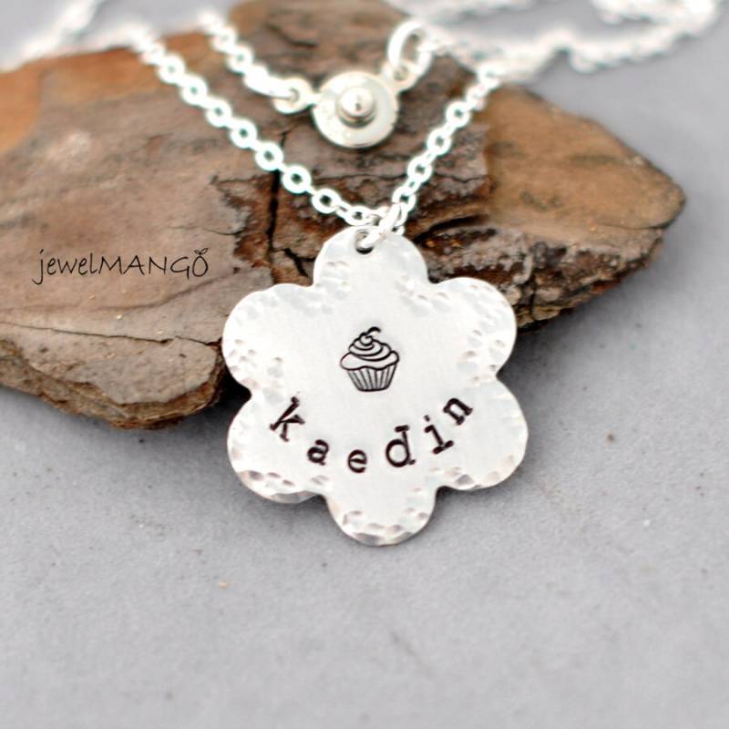 Namenskette, Blumenkette, Personalisierte Halskette, Kinder, Cupcake, Mädchen, Individueller Schmuck, Geschenke Für Blumenmädchen von JewelMango