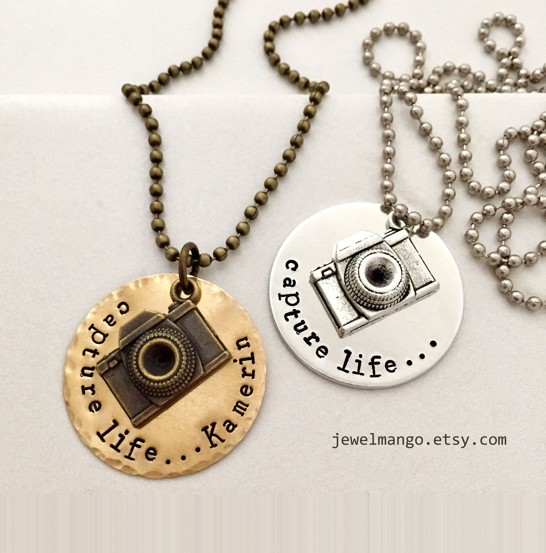 Personalisierte Name Kamera Halskette, Halten Sie Das Leben Fest, Momente Fotograf, Monogramm, Benutzerdefinierte Antike Bronze, Reisende von JewelMango