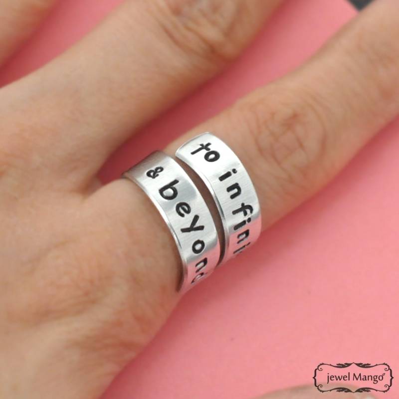 Um Unendlich Und Darüber Hinaus Ring, Custom Personalisierter Infinity Beste Freunde Geschenke, Twist Gewickelter Verstellbarer Ring von JewelMango